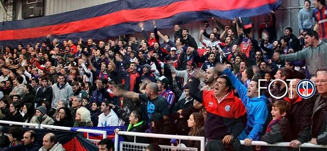 Celebrá alentando al básquet