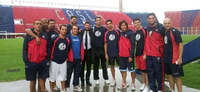 Tinelli despidió a la Primera de básquet que ya viaja rumbo a Santa Fe