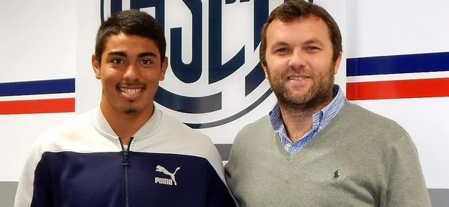 Carrachino firmó su primer contrato